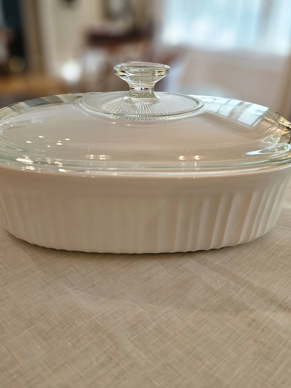 CorningWare French White 2.5 Quart Covered Casserole Oval - Picture 2 of 8